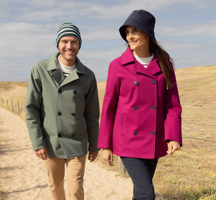 Homme portant un caban vert kaki et femme portant un caban fuchsia foncé