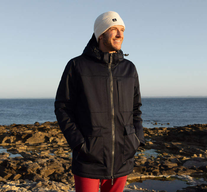 Homme portant une parka imperméable foncée