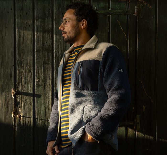 Femme et homme portant des vestes sherpa