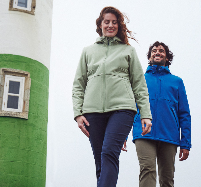 Une femme et un homme portant des vestes Softshell