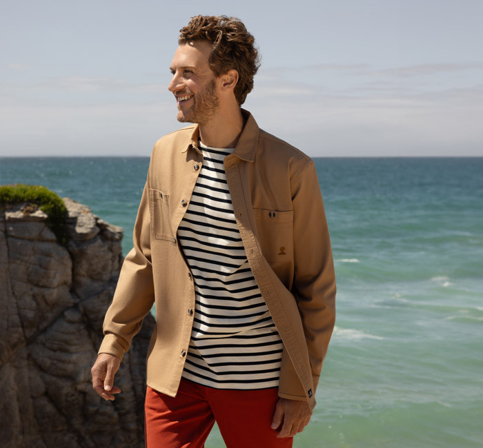 Homme portant une chemise en twill de coton