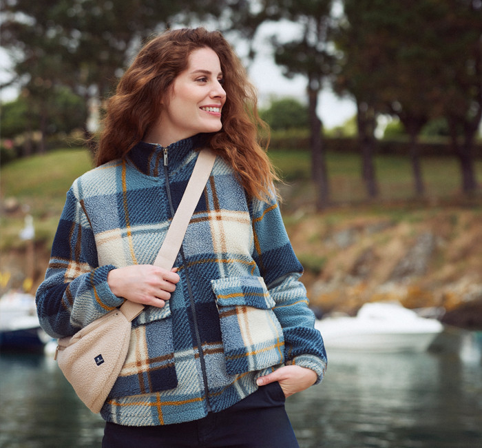 Femme portant un sac banane en polaire sherpa