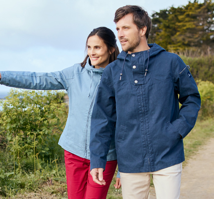 Man with a red fisherman smock and woman with a yellow fisherman smock