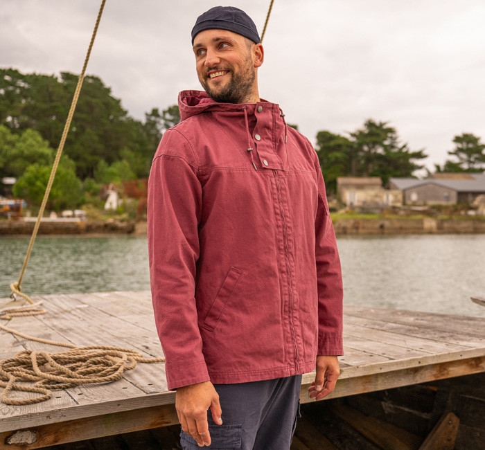 Homme portant une veste mi-saison Mousqueton