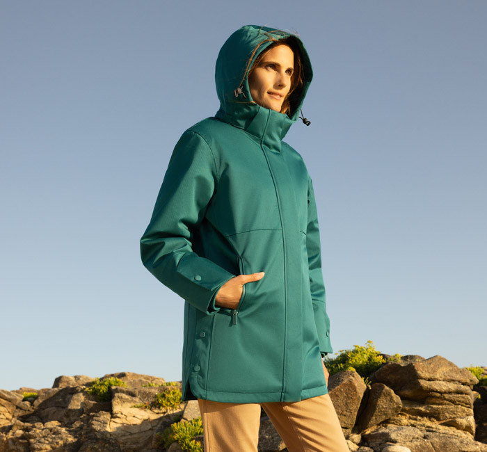 Femme portant une parka imperméable