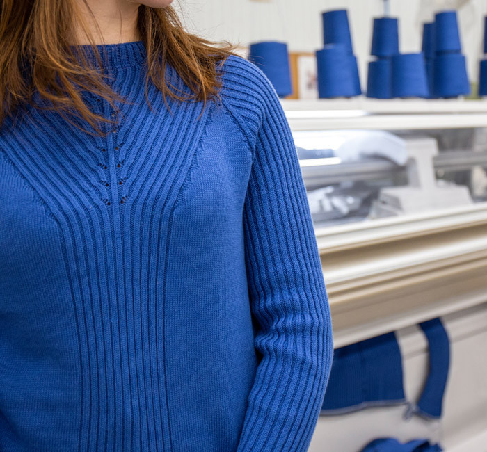 Pull bleu tricoté en 3D