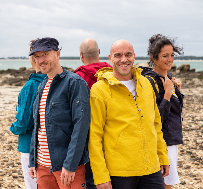 Groupe de personnes portant des vestes en toile Mousqueton