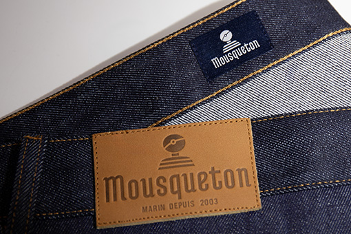 Étiquette et jacron avec logo Mousqueton du jean français