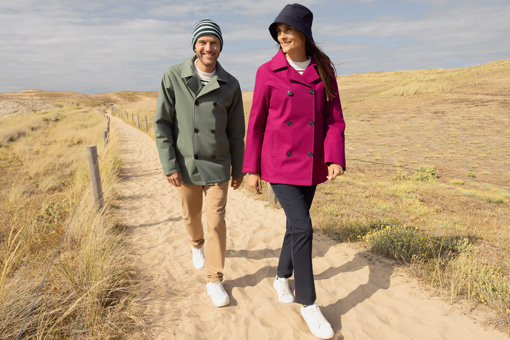 Un homme et une femme habillés en Mousqueton se baladent sur le sentier des douaniers