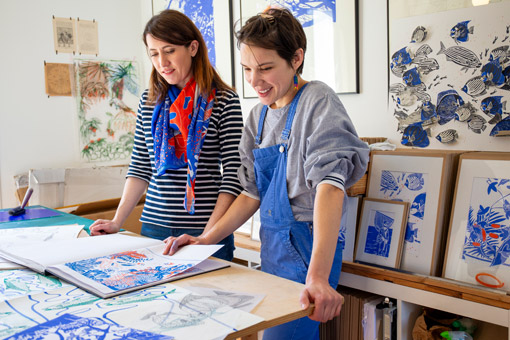 Justine, styliste chez Mousqueton, et Morgane Chouin en train de regarder les visuels réalisés pour la collection capsule