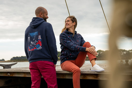 Homme et femme portant les sweats de la collection capsule Morgane Chouin de Mousqueton