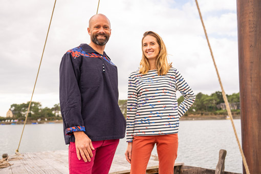 Homme et femme portant une vareuse et marinière Mousqueton de la collection capsule Morgane Chouin