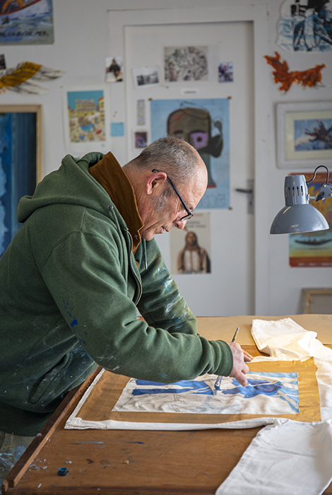 Gildas Flahault peignant la vareuse dans son atelier