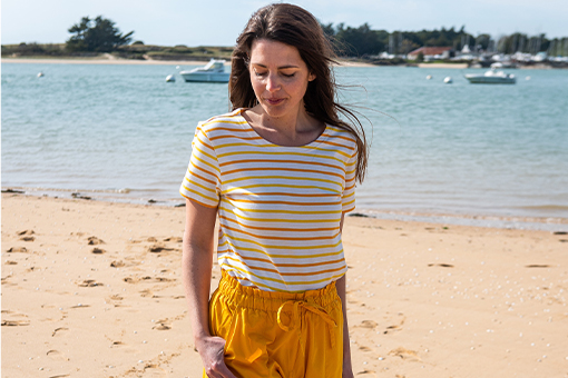 femme portant un t-shirt marinière en jaune et orange