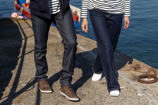 Jeans homme et femme en duo portés en extérieur