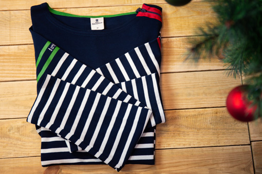 Une marinière pliée joliment au pied d'un sapin de Noël