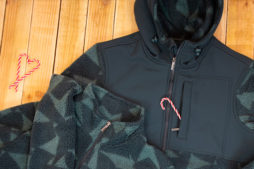 Polaires sherpa homme et femme posées au sol avec des sucres d'orge