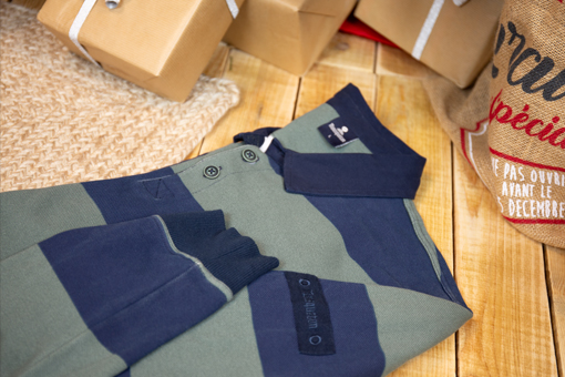 Polo rugby Mousqueton au pied d'une hotte de Noël
