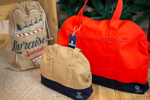 Sacs à main et sacs weekend en cadeaux de Noël au pied du sapin