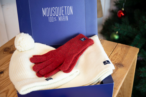 Un duo de bonnet et écharpe avec des gants dans une boîte cadeau Mousqueton