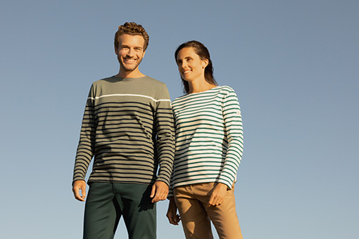 Photo d'un duo, femme et homme avec une marinière Mousqueton