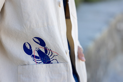 collection capsule stéphanie veillard x mousqueton, un motif homard sur une veste de travail