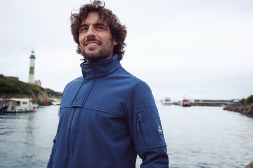 homme portant une veste en softshell bleue marine