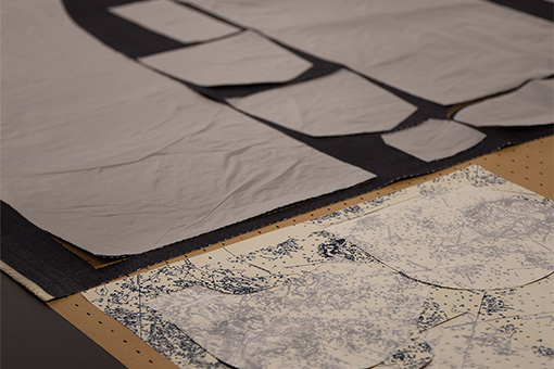 Découpe des pièces du jean made in France Mousqueton