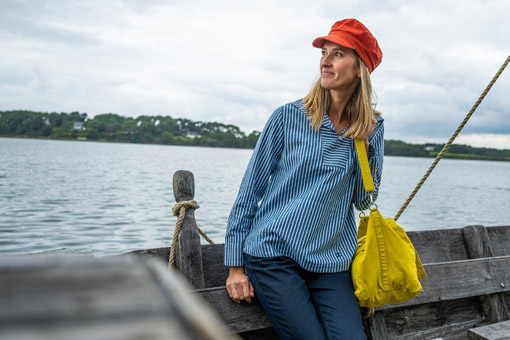Femme portant une blouse rayée en chambray