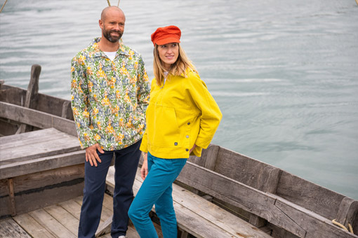 Homme et femme portant des vareuses Mousqueton colorées