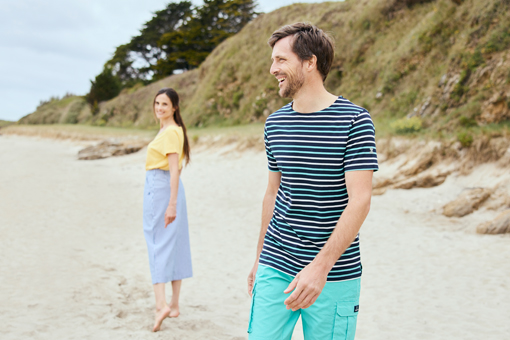 Homme portant un t-shirt rayé en coton bio