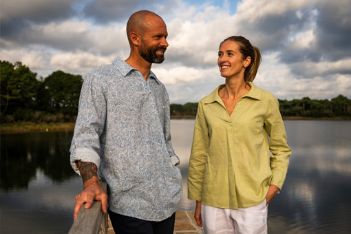 Homme et femme portant des vêtements en ramie