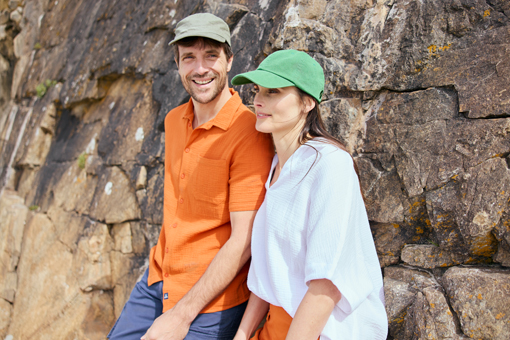 Homme et femme portant des vêtements en gaze de coton