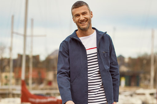 Homme portant une veste en toile bleu marine et une marinière Mousqueton