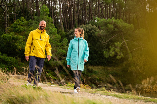 Homme et femme portant des imperméables légers et colorés Mousqueton