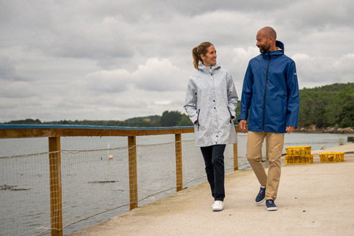 Femme et homme portant des cirés imperméables Mousqueton