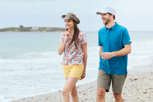 Homme et femme en tenue Mousqueton marchant sur la plage