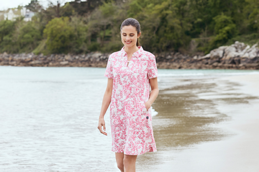 Femme portant une robe à motifs en ramie