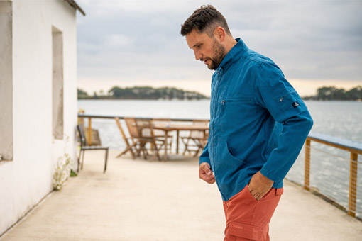 Homme portant une veste en toile bleu Mousqueton