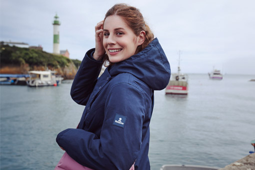 Femme portant une veste bleu marine imperméable Mousqueton