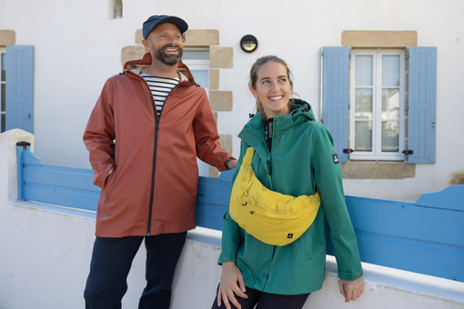 Femme et homme portant des cirés imperméables Mousqueton
