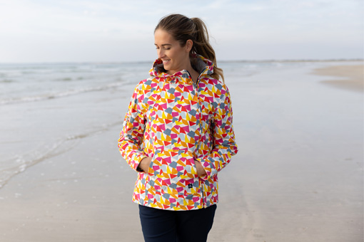 Une femme au bord de mer avec une veste à motifs Mousqueton