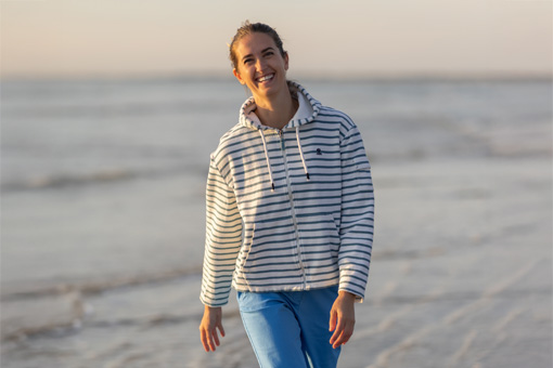 Femme portant un sweat à capuche au look sportswear Mousqueton