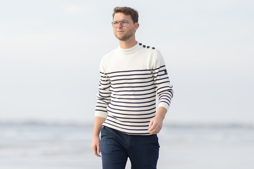Homme portant un pull marin en maille réconfortante Mousqueton