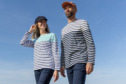 Homme et femme portant des nouvelles marinières Mousqueton