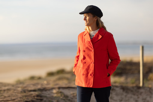 Femme portant une veste en toile rouge Mousqueton