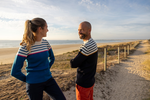 Un homme et une femme habillés en pulls marins Mousqueton