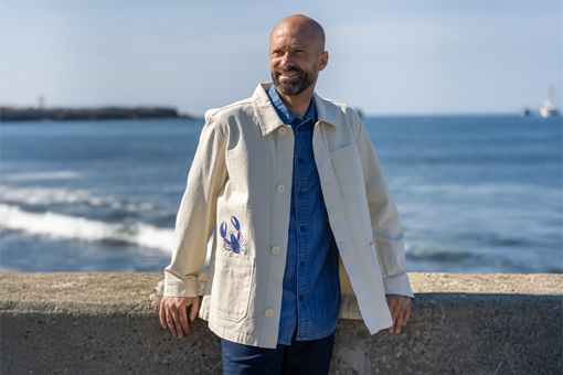 Homme portant une veste en toile bleu Mousqueton