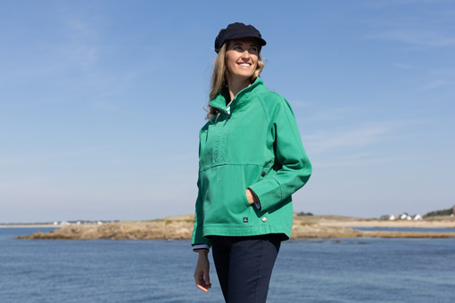 Une femme portant une veste mi-saison Mousqueton