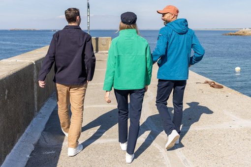 Femme et homme portant des vestes en toile mi-saison Mousqueton